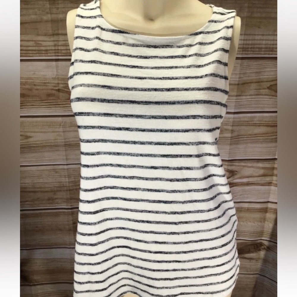 Banana Republic Sleeveless Top Size Small
Beautiful White with Black Str…